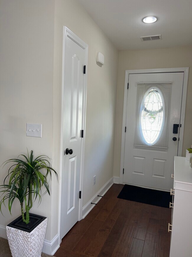 Entryway - 445 Ravenscroft Rd