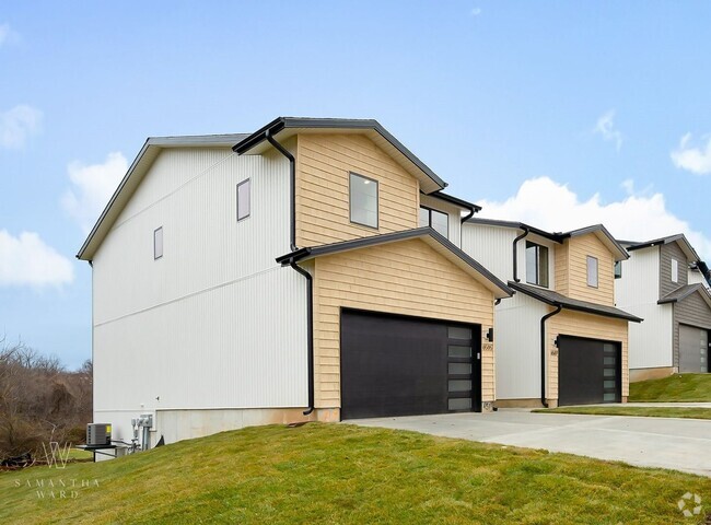 Building Photo - Three Bedroom Townhome with Walk-out Unfin...