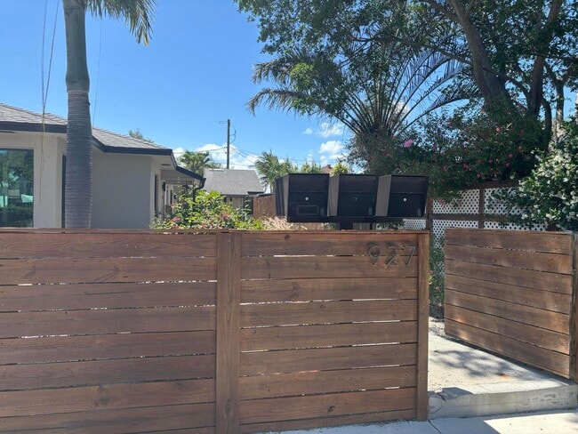 Photo - 927 N L St Unidad B