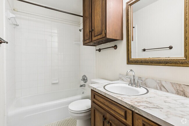 1BR, 1BA - 760SF - Bathroom