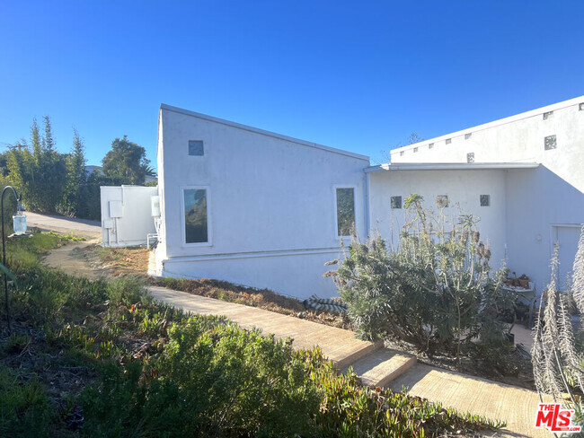 Building Photo - 6524 Dume Dr Rental