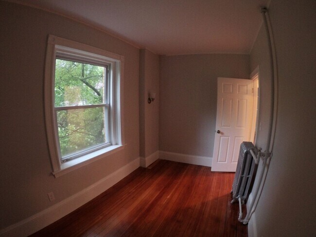 Photo - Nicely renovated, pet friendly 1 bed unit ...