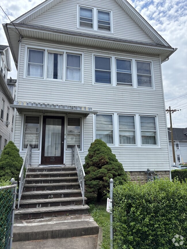 2 family home - 714 Linden Ave Unit 2nd FL Rental