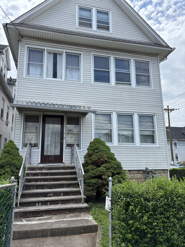 2 family home - 714 Linden Ave Unit 2nd FL Rental