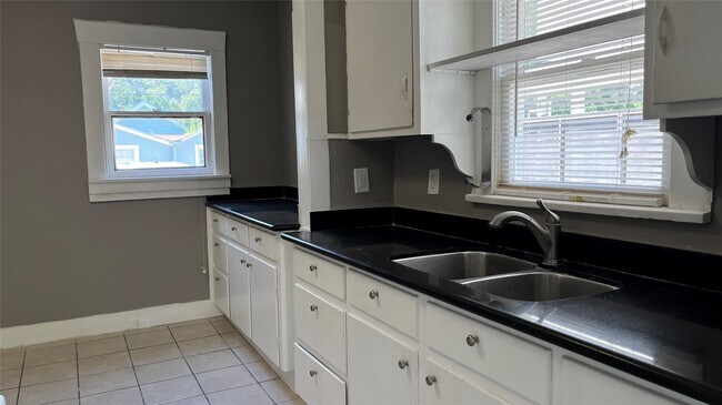 Photo - 720 E 12th St