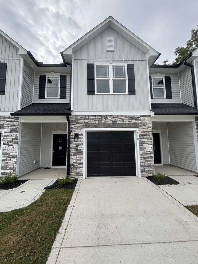 Building Photo - 608 S Blackmon St