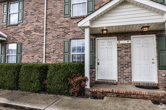 Building Photo - Pet Friendly Town Home by Gate 1!