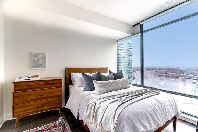 Photo - 18 Yorkville Ave