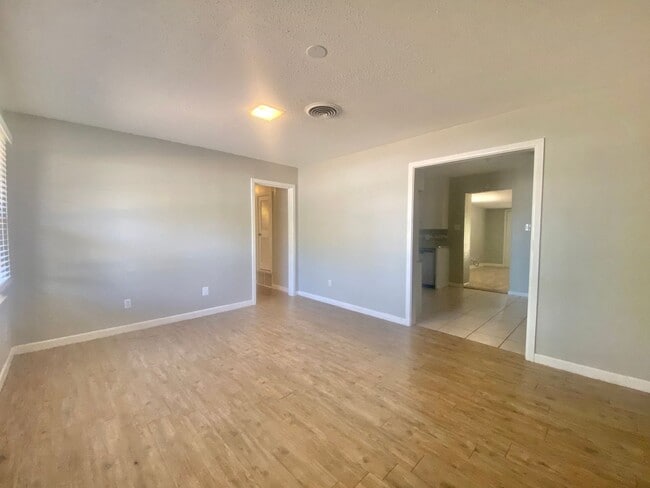 Photo - MOVE IN SPECIAL - $500 off second month's ...