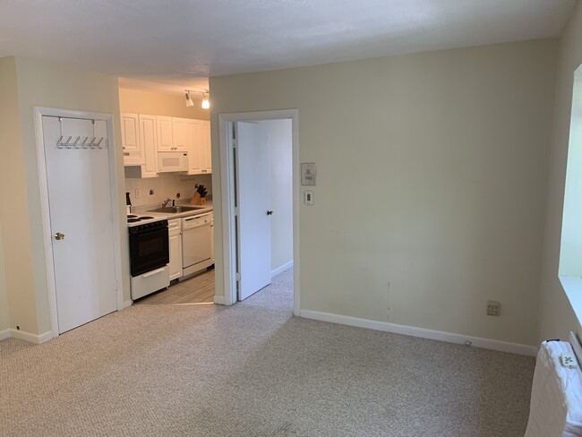 Photo - 200 Kelton St