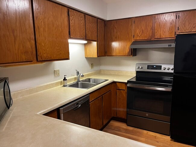 Building Photo - Grove st Condos Unit 11