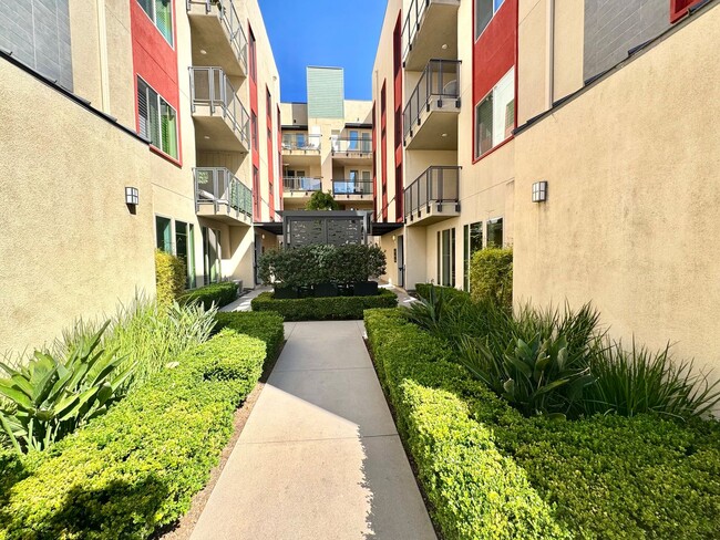 Contemporary 2 Bedroom 2 bath condo in the... - Contemporary 2 Bedroom 2 bath condo in the...