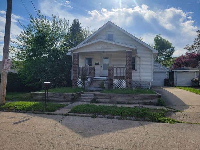 Available E Peoria 3BR/1BA w/Garage - Available E Peoria 3BR/1BA w/Garage House