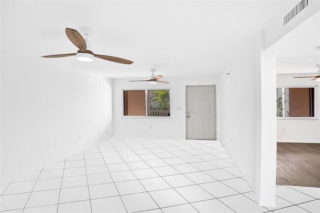 Photo - 9470 Tangerine Pl Unidad 404