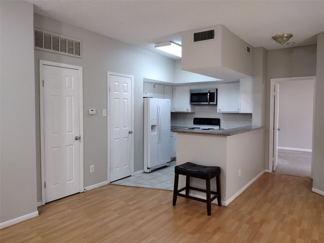 Photo - 10855 Meadowglen Ln Unidad 601