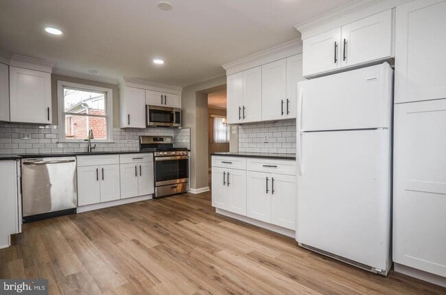 Building Photo - 4426 Hallet St