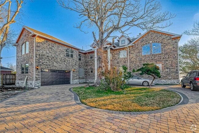 Building Photo - 2011 Crescent Dr Rental