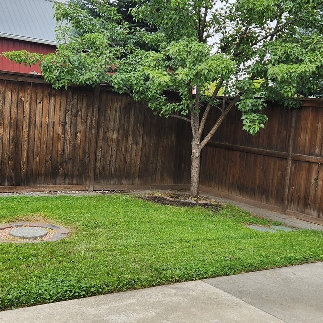 Private back yard with patio, hobby shed, flower beds - 175 E Jeffrey Pine Ln