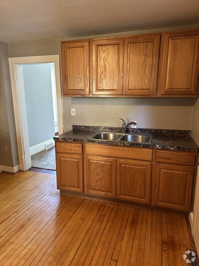 Building Photo - 1232 S 9th St Unit 1232 S. 9th Lower Rental
