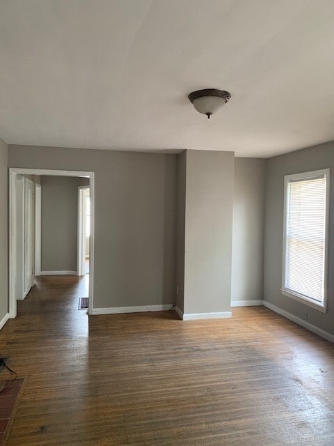 Photo - 737 W 44th St