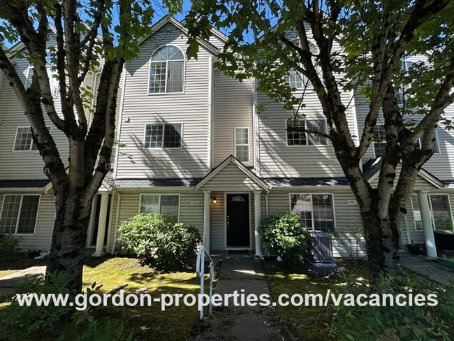 Building Photo - NE Halsey St - 2 bedroom townhouse with de...