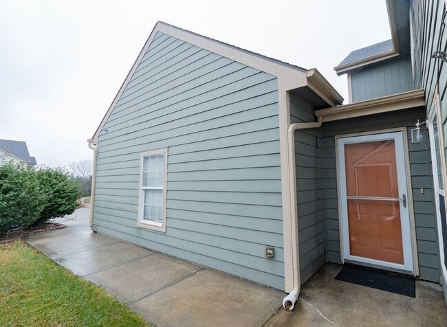 Building Photo - Spacious Town House for Rent