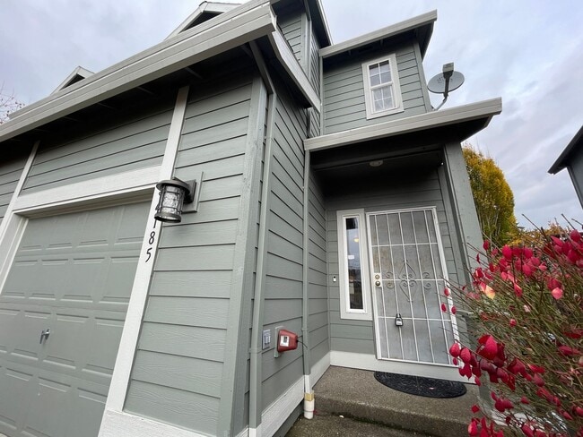 Photo - Charming 3 Bd, 2.5 Ba Pet-Friendly Home in Hillsboro ~ Washer & Dryer Included, Single-Car Garage...