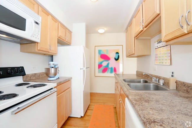 Photo - 6725 N Sheridan Rd