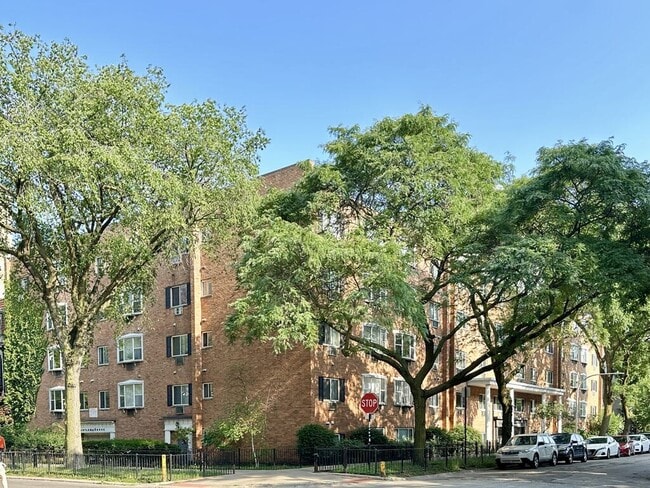 Building Photo - 3825 N Pine Grove Ave Unit 225 Rental