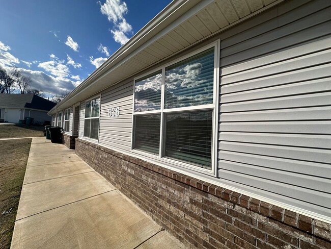 Building Photo - 636 Hidden Springs Dr Unit 636 Hidden Springs Dr. #3