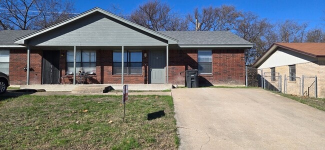 Building Photo - 1401 Janis Dr Unit A