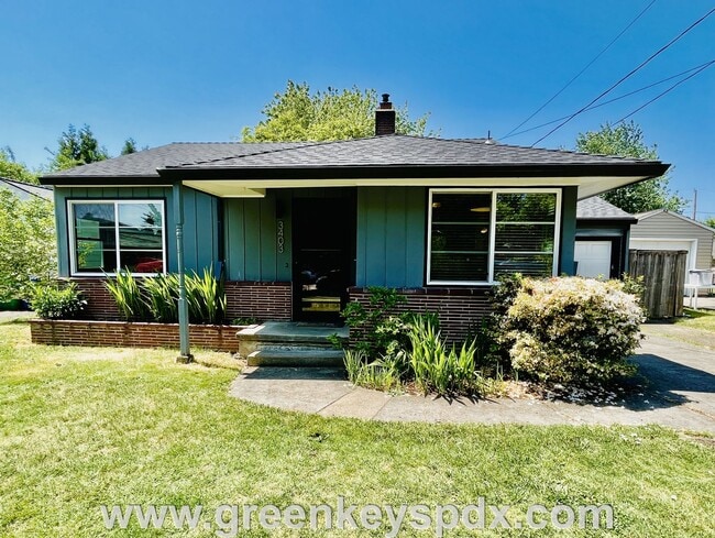 2-Bedroom House in South Tabor with Fenced... - 2-Bedroom House in South Tabor with Fenced...