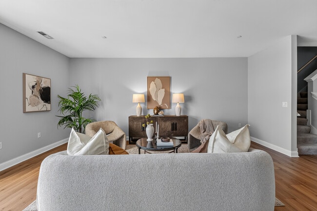 Photo - 1920 N Farwell Ave Unidad 403