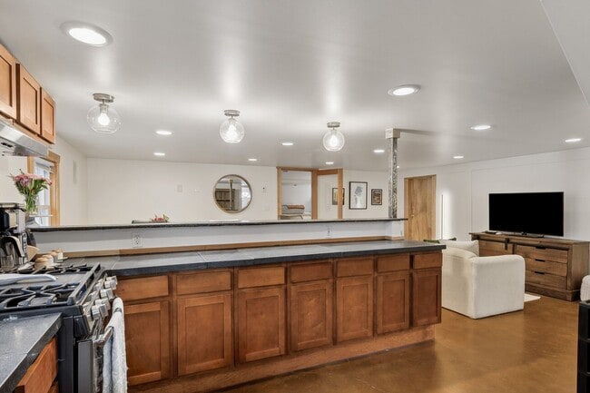 Photo - Georgetown Vibe, Modern Lines!