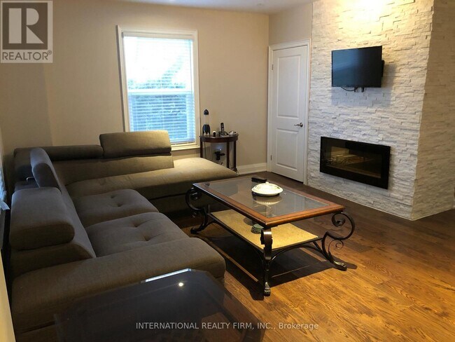 Photo - 489 Kemp Rd W