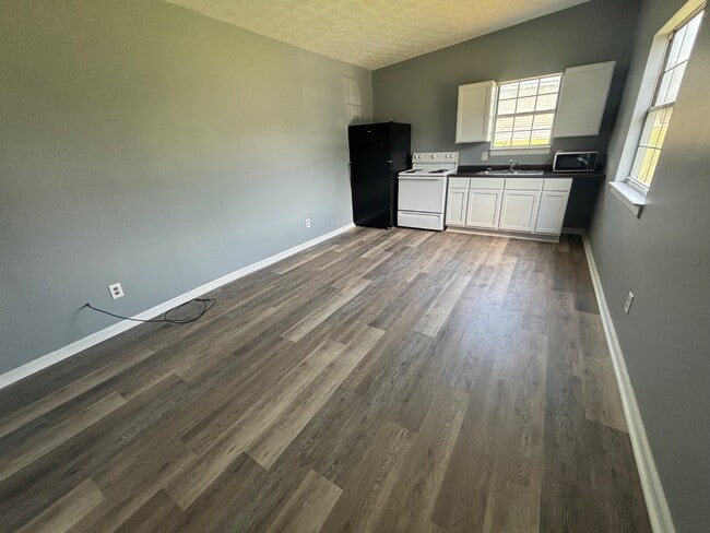 Photo - 610 E McMurry Blvd