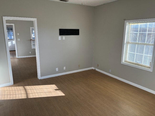 Photo - 205 Baker St