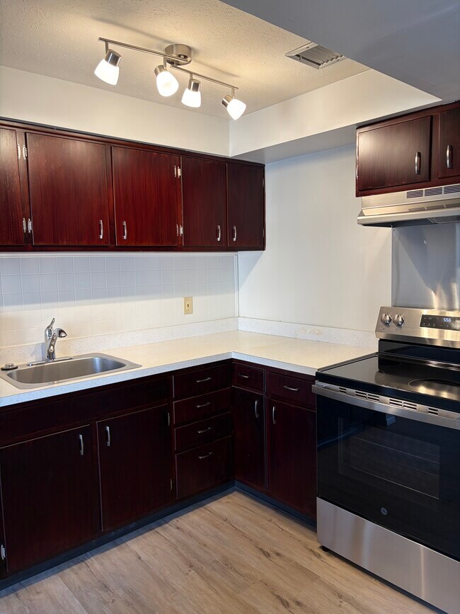 Photo - 14567 Madison Ave Unidad Waverly House Condominium