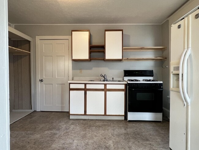 Photo - 106 E Main St