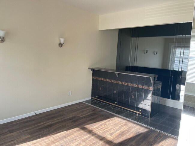 Photo - Spacious 6 Bedroom House in the Heart of L...