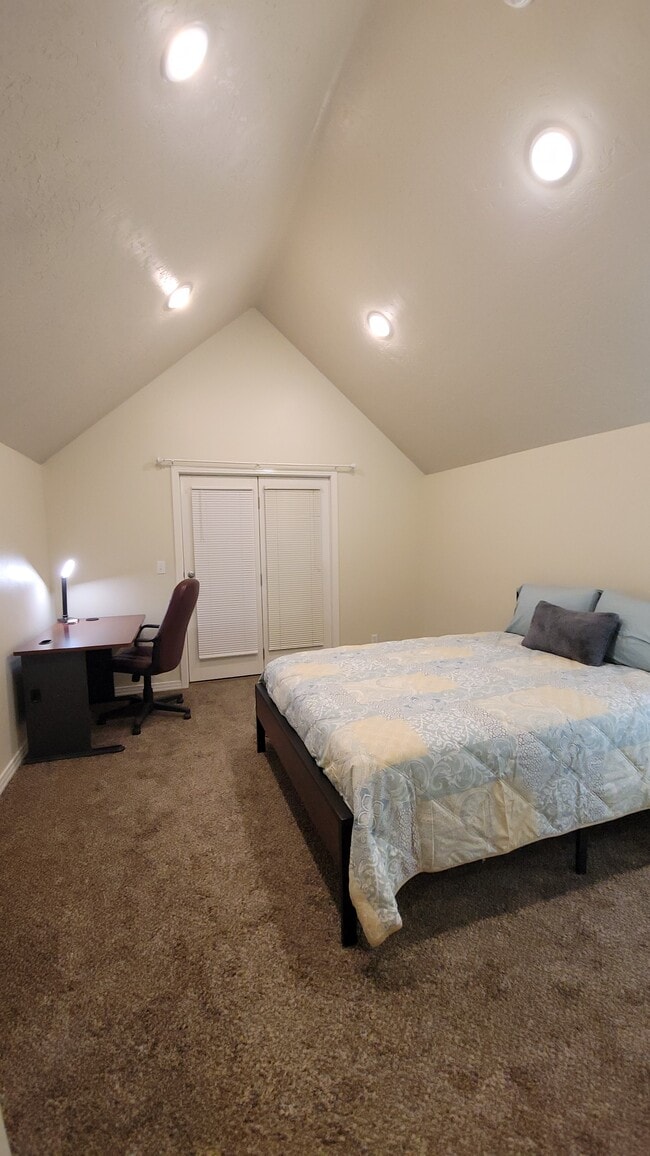 Building Photo - 2127 S Leadville Ave Unit #1 Master Bedroom Rental