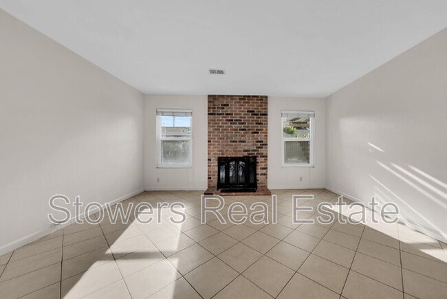 Photo - 925 St Louis Ct