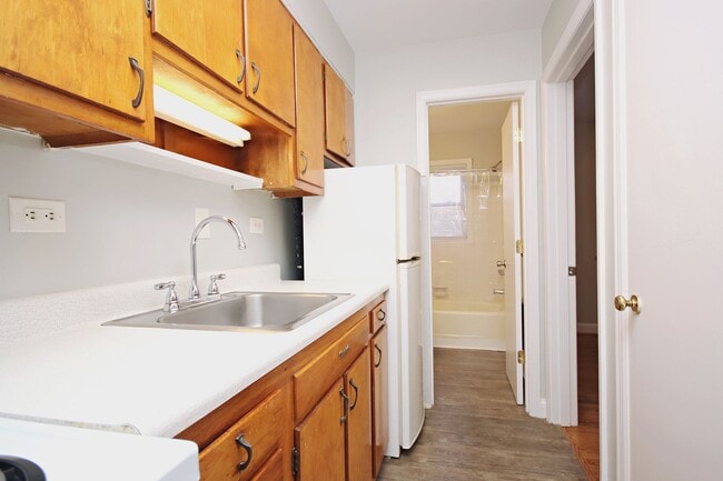 Photo - Student-Friendly Ivy Rd Apartment Near Foods of All Nations Unit Ivy Rd 2114 #07