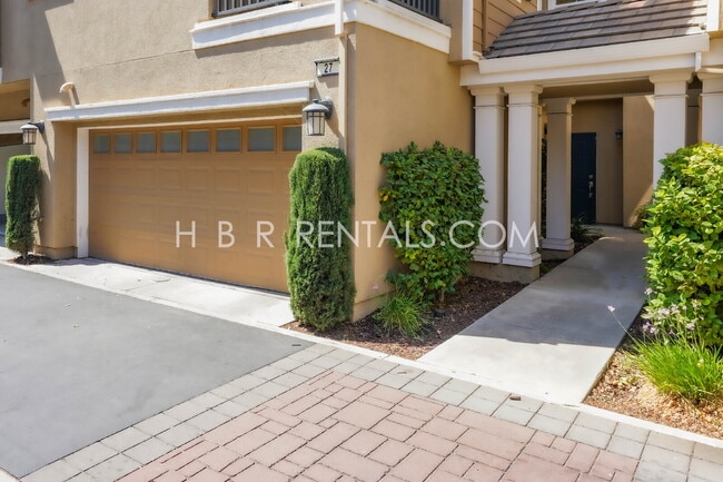 Building Photo - Cambridge Place - Charming 3-Bedroom with ... Rental