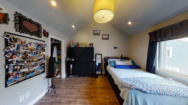 Photo - 329 W 4th St