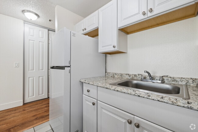 1 habitación, 1 baño - 615 pies cuadrados - Cocina - Amberwood Apartments