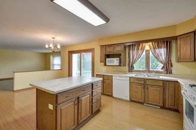 Photo - Spacious 4-Bedroom Home with Attached Garage in Salem Lakes