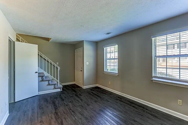 Photo - 3494 Creekview Pl