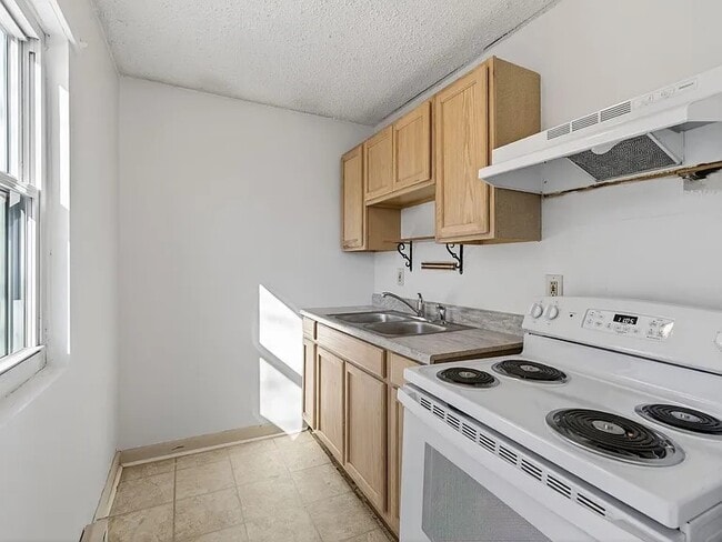 Kitchen - 8 Saint Lawrence St Unit 2