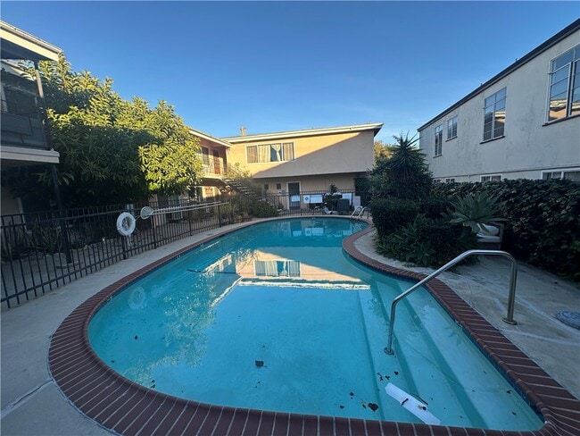 Photo - 5840 Hazeltine Ave